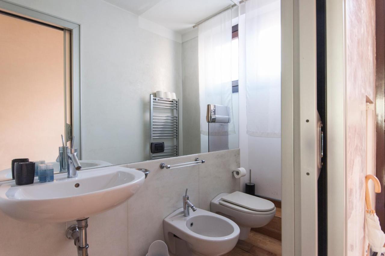 Youhosty - Duomo Studio Apartment Мілан Екстер'єр фото